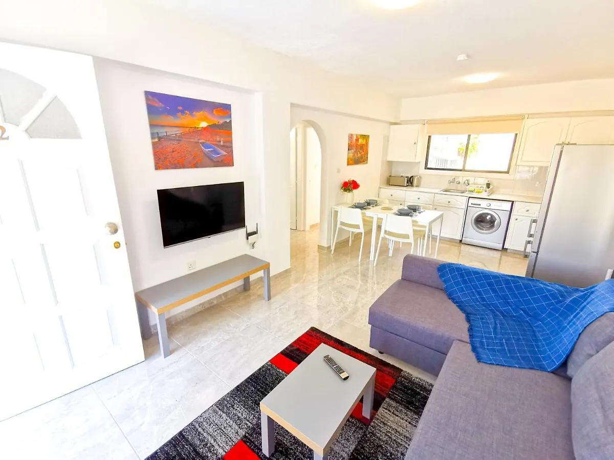 Bella Ciao Beach Apartments Livadhia